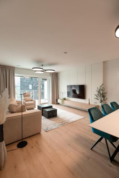 Henry's Appt With A Private 412 - Shared Kitchen Apartment